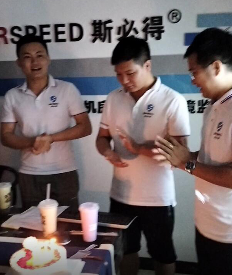 91视频污污APP下载科技召开9月份总结会暨生日会